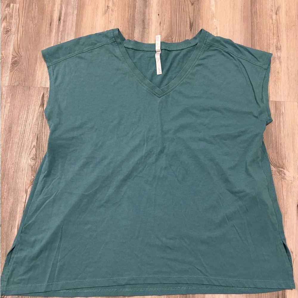 LulaRoe Cozy V neck shirt Size Large, pit to pit is 22, length is 25 - Image 6