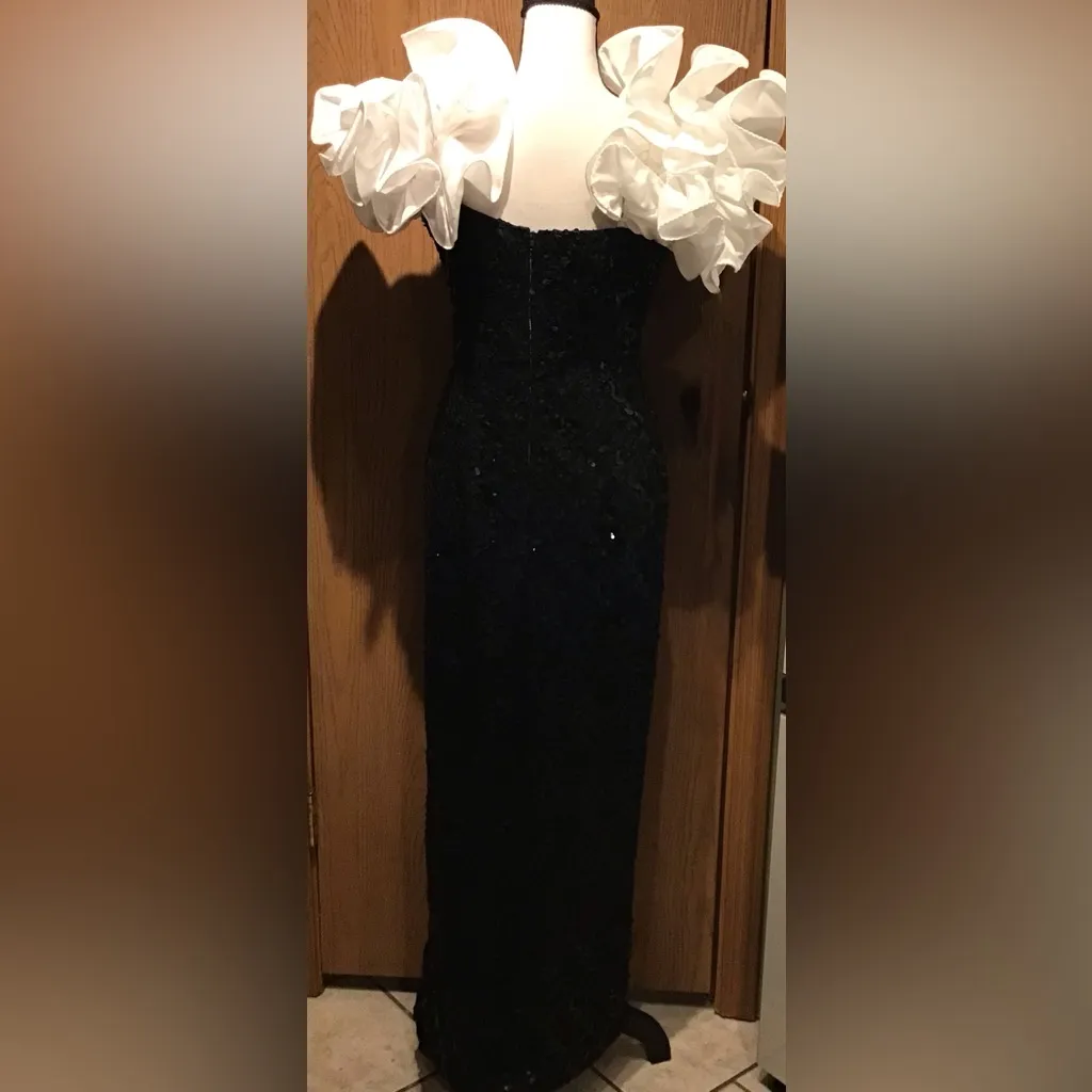 Dave & Johnny V neck bodice with double ruffle shoulder detail - Image 5