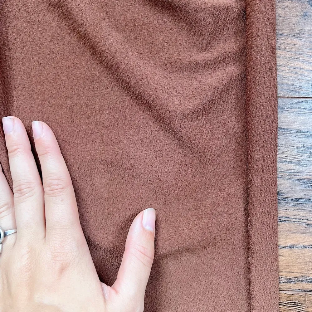 Joie • pull on pants tapered leg brown knit drawstring waist split hem jogger - Image 9