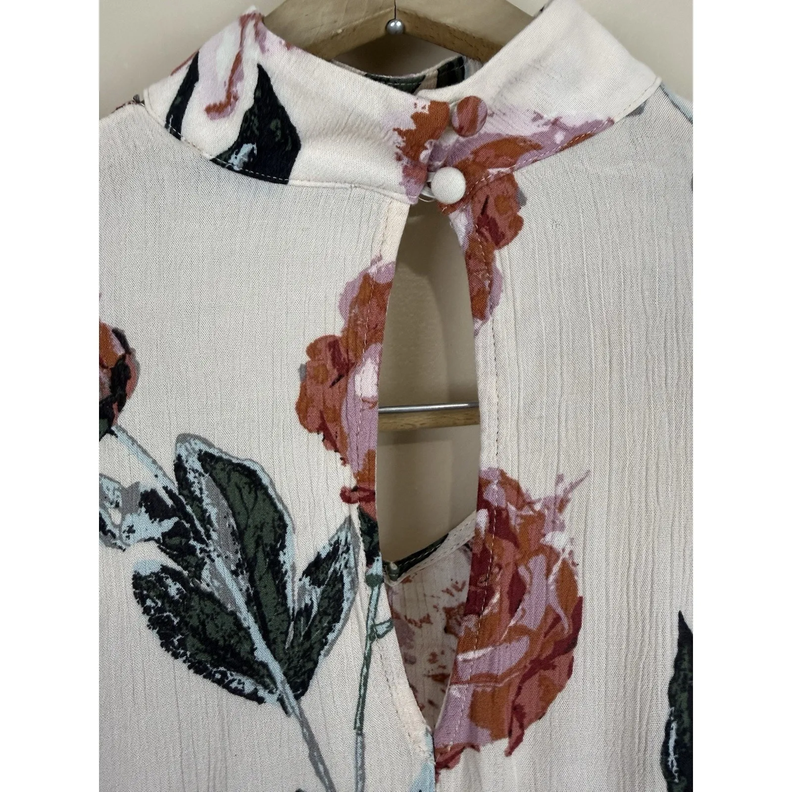 Akira Women’s Loose Chiffon Floral Blouse with V-Neck and Choker Detail Size S - Image 7