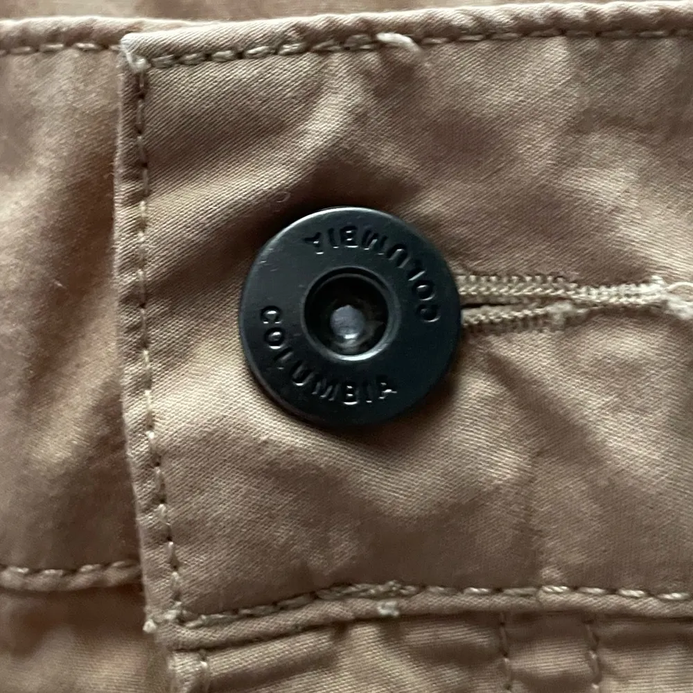 Columbia Women's Tan Cargo Shorts - Image 13