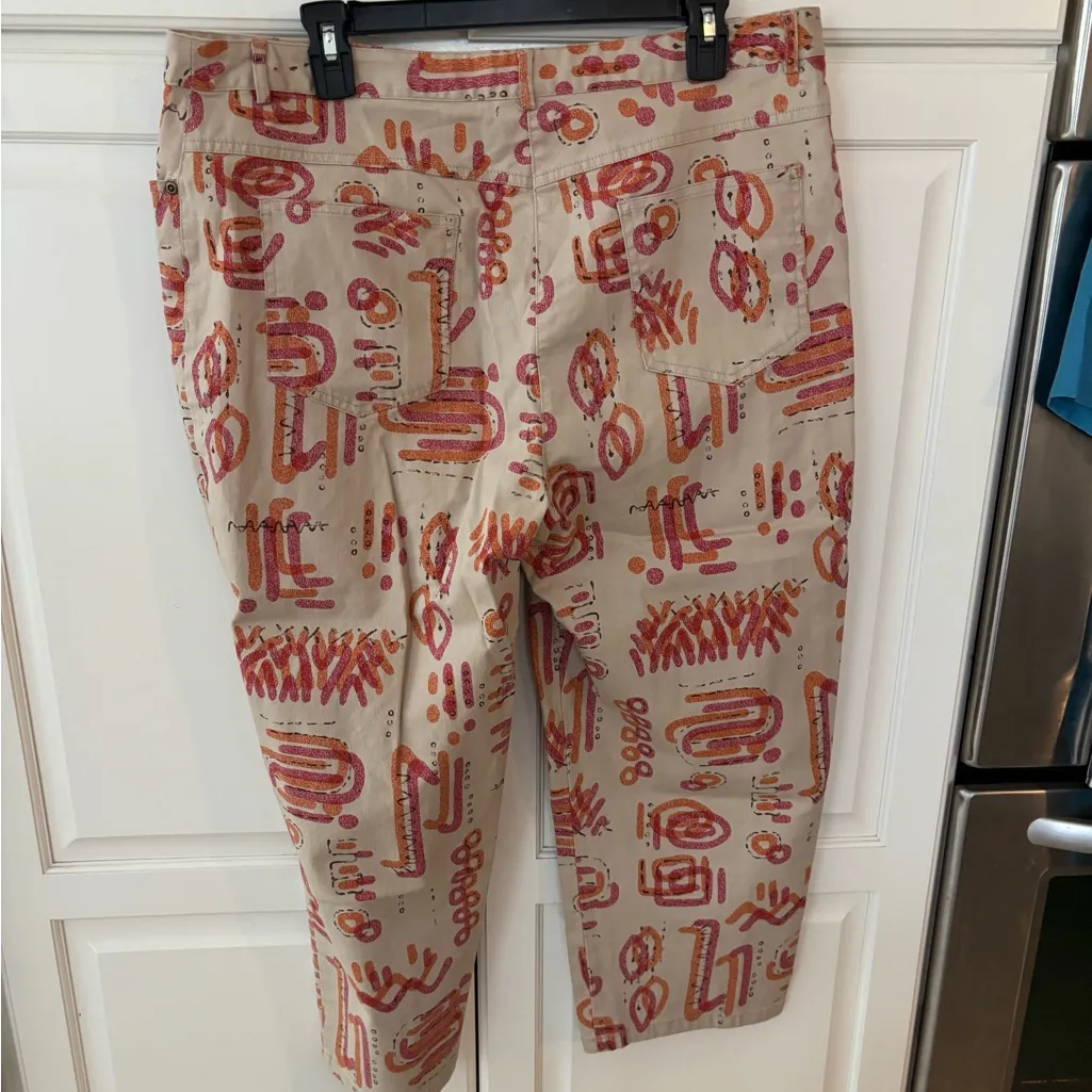 Ruby Rd. Women's White Cropped Pants with geometric print. Size‎ 14 - Image 5