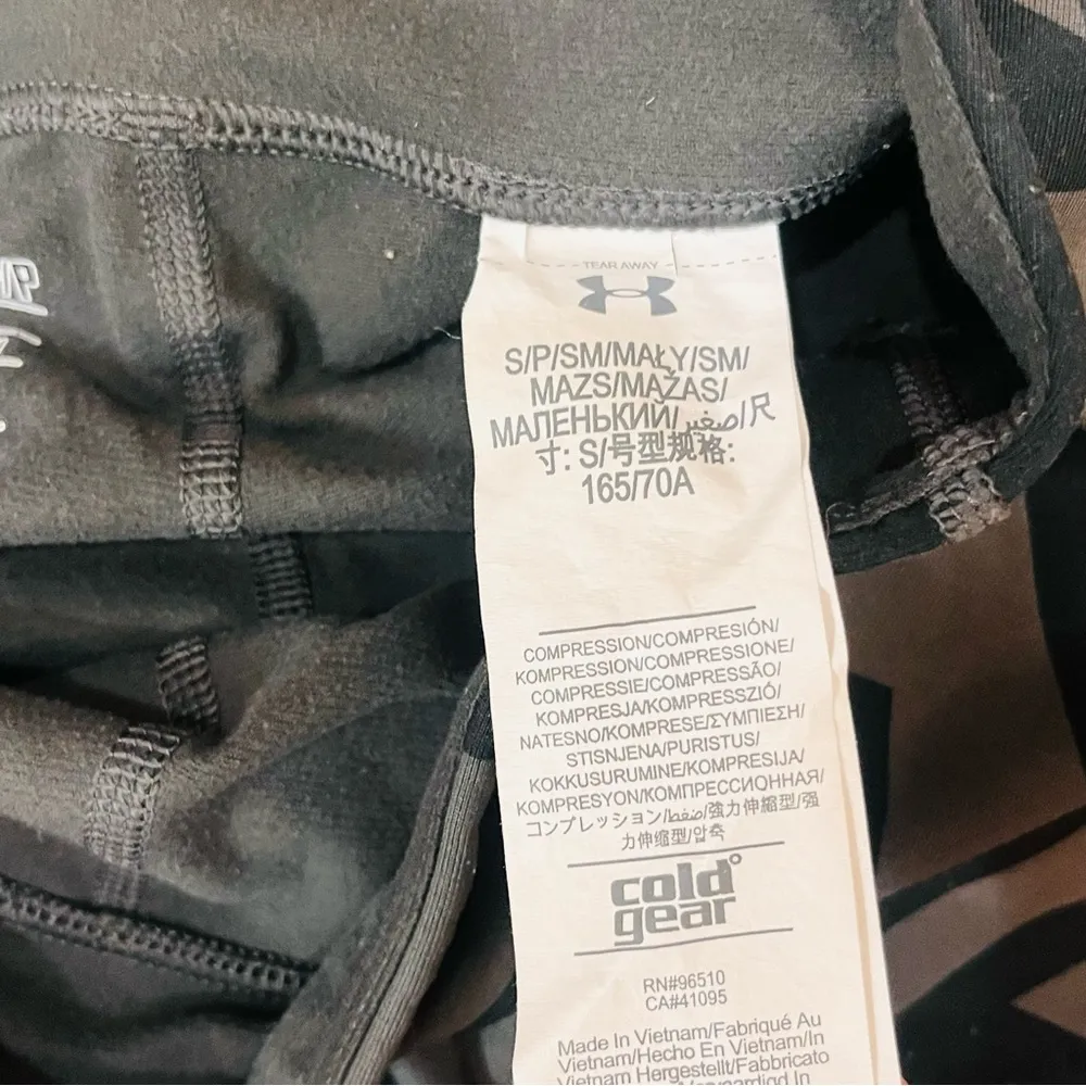 Under Armour woman’s compression back gray neon green Leggings size small - Image 3