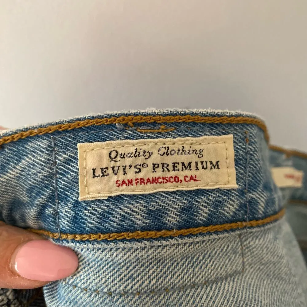 Levi's Premium Women's size 28 Wedgie Straight Light Distressed Button Fly Jeans - Image 4