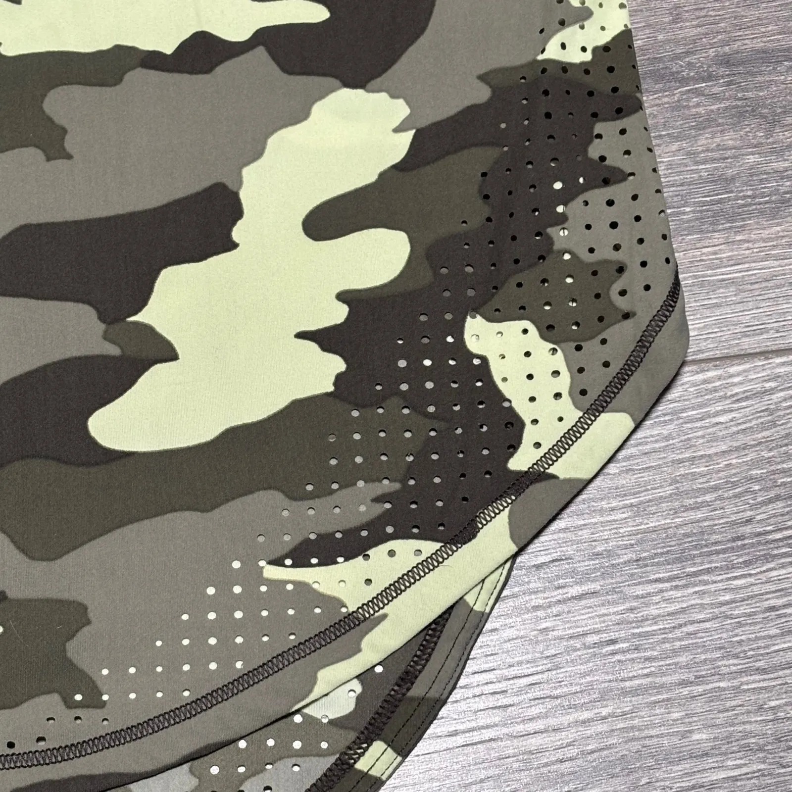 Lululemon UVP Run Short Sleeve Pullover Green Camo Shirt Size 12 - Image 5