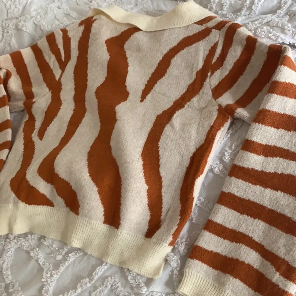 NWT STORIA Zebra Crop Sweater - Image 6