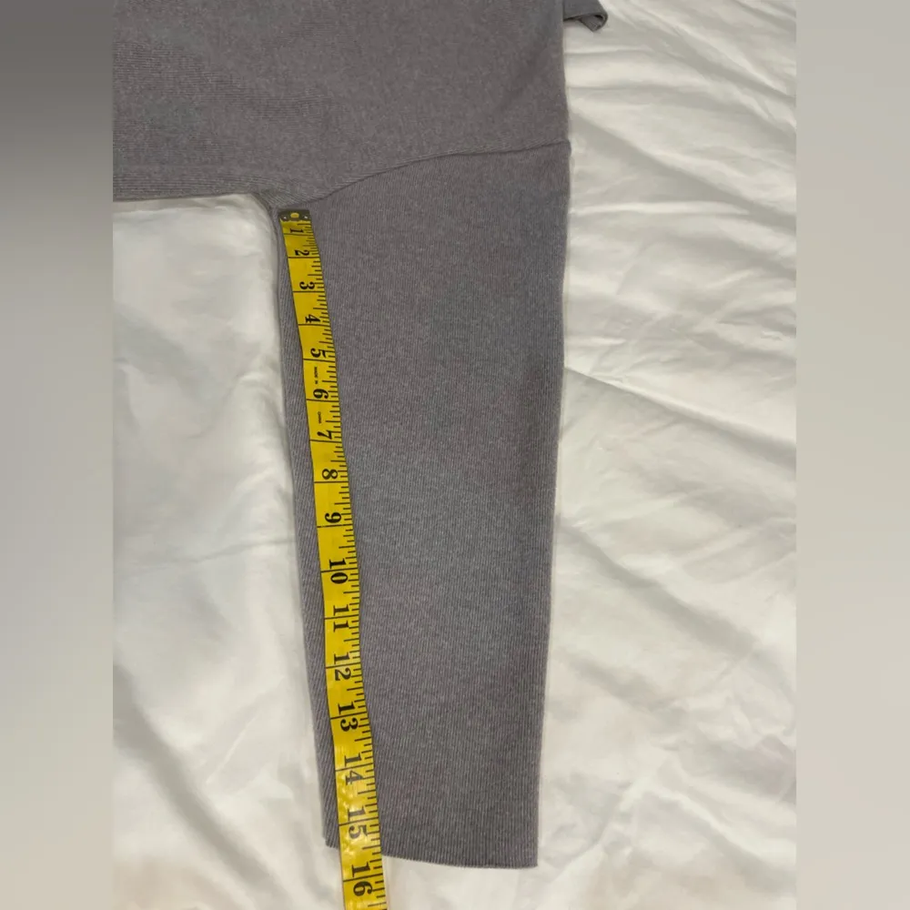 Zara Oversized Short Crew Sweater in Gray.  Size Medium - Image 6