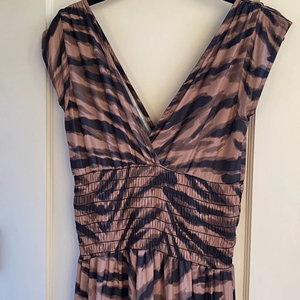 Felicite satin smocked tiger print dress size small. Vneck front and back. NWT Brown - Image 7