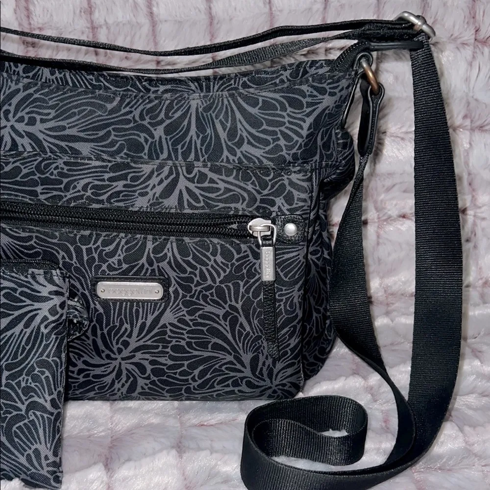 Baggallini Black Crossbody Bag with Elegant Textured Design - Image 5