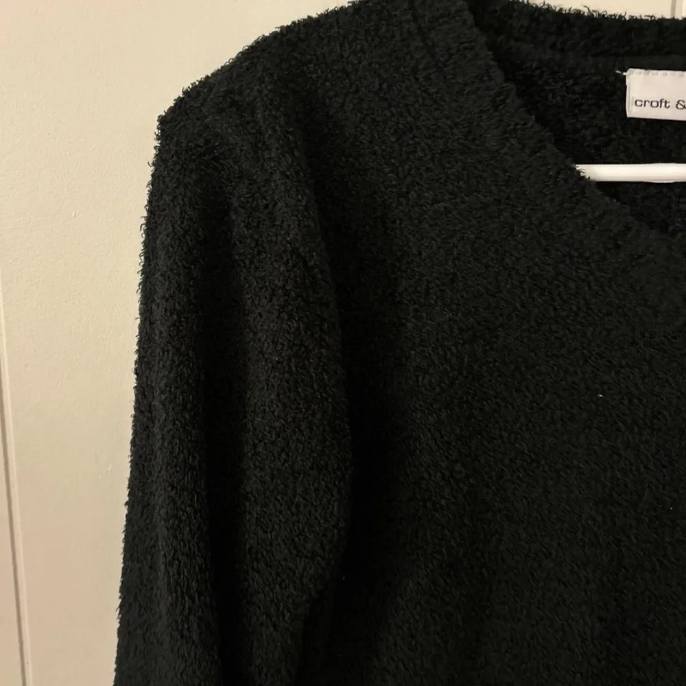 Black v neck sweater! Size s. Very cozy. Brand is Croft and Barrow - Image 4