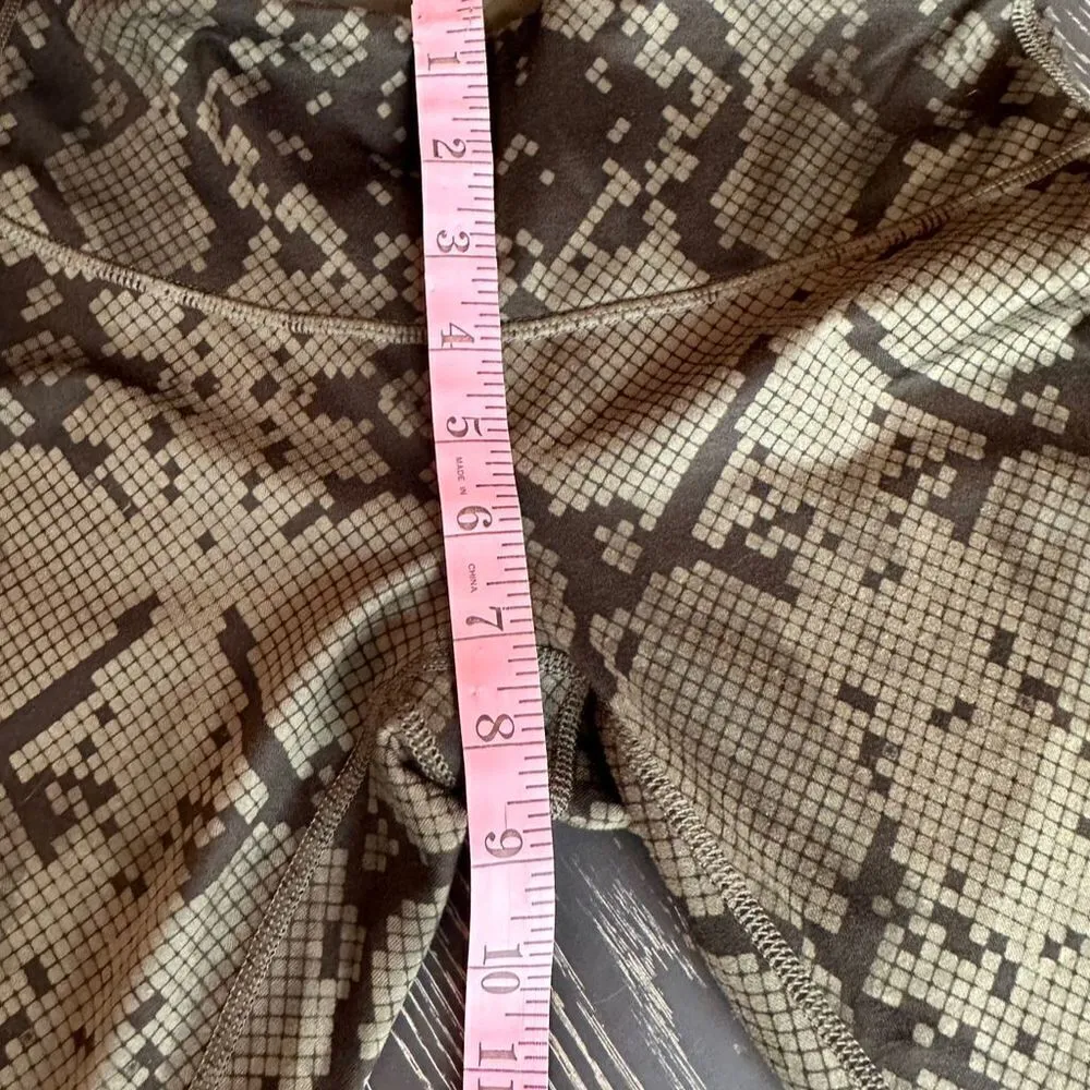 Lululemon Athletica Women's Green Snake/Camo Leggings Size 4 - Image 5