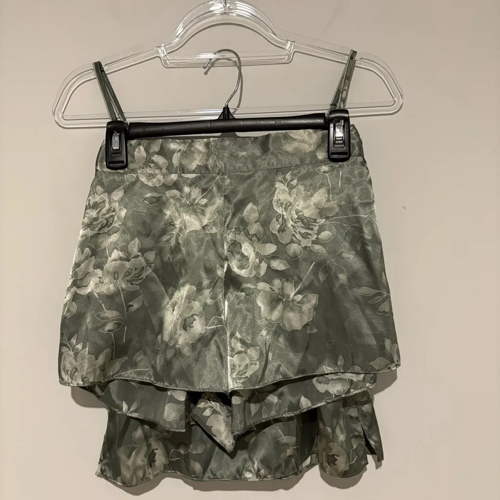 Valerie Stevens silky satin Floral Pajama Set Tank and Shorts green size small - Image 3