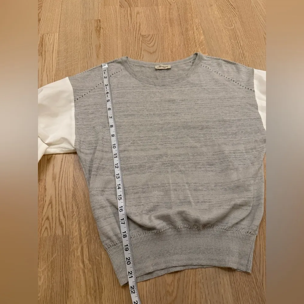 Women’s Gray crewneck knit top with accent sleeves size small - Image 8