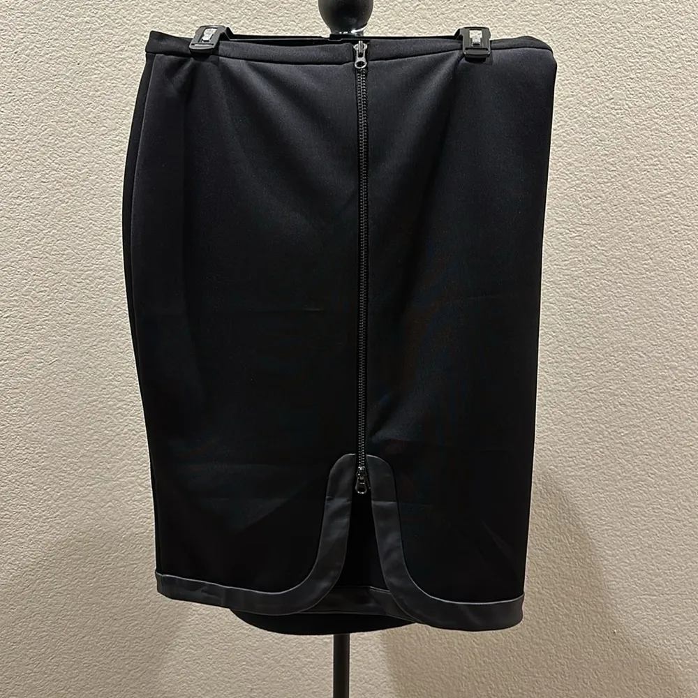 Bar III Skirt Zips up the back - Image 3