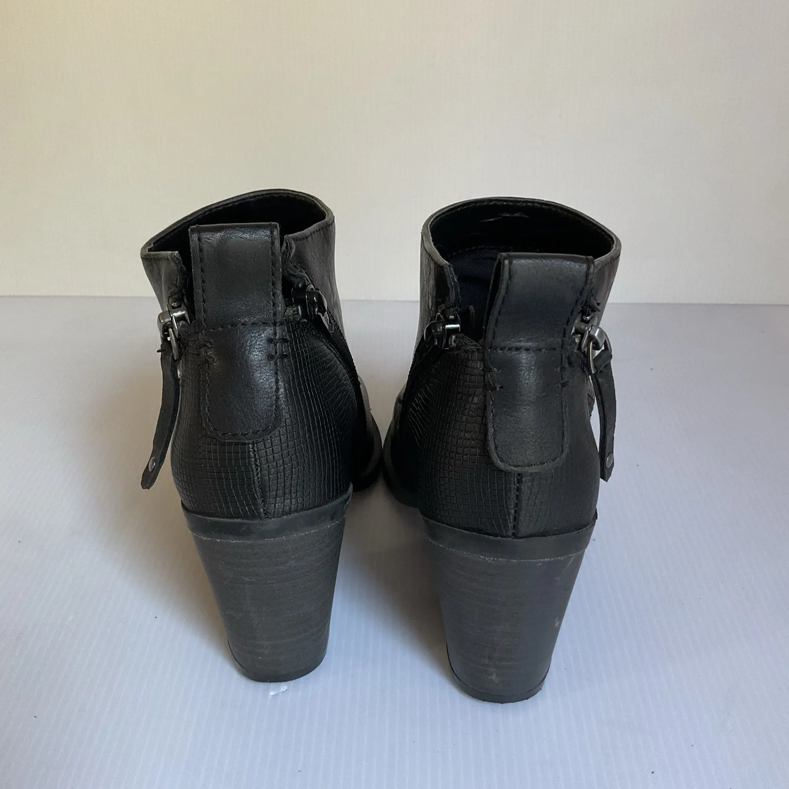 Universal Thread Black Faux Leather Ankle Boots Chunky Heel Zip Side  Size 6.5 - Image 6