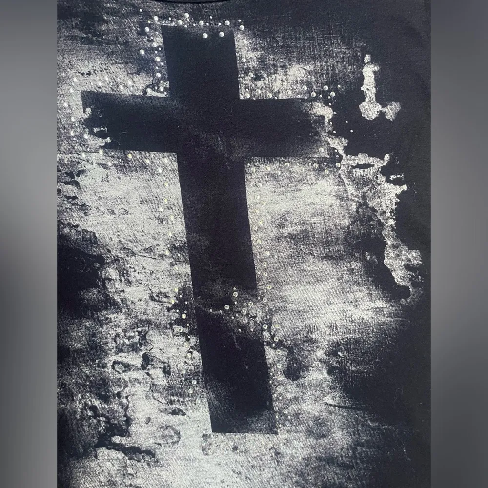 Buckle Black and tan cross short sleeve shirt with sparkles size small - Image 2