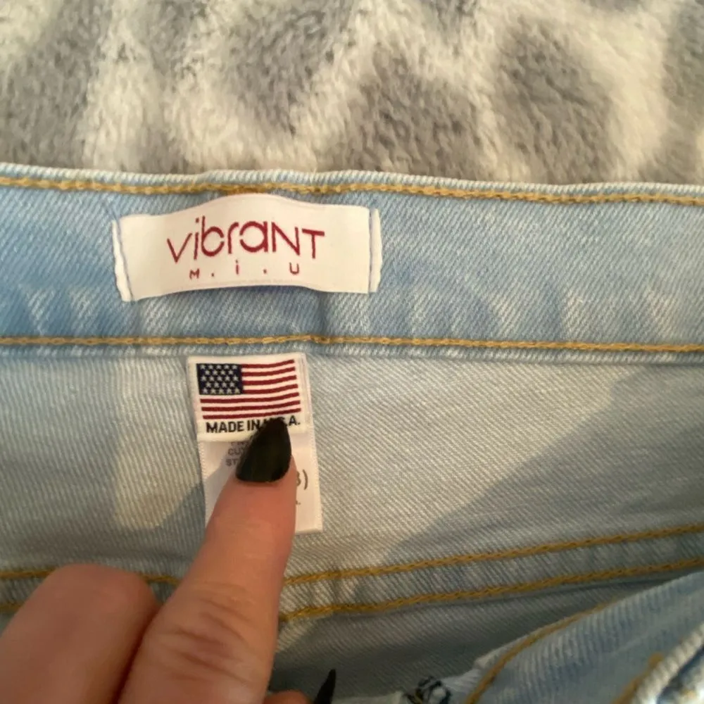 Vibrant light wash high waisted distressed jeans NWT sizes 9 Juniors - Image 10