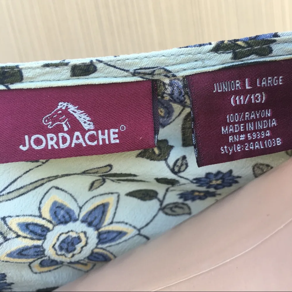 Pretty Jordache floral print blouse - Image 4