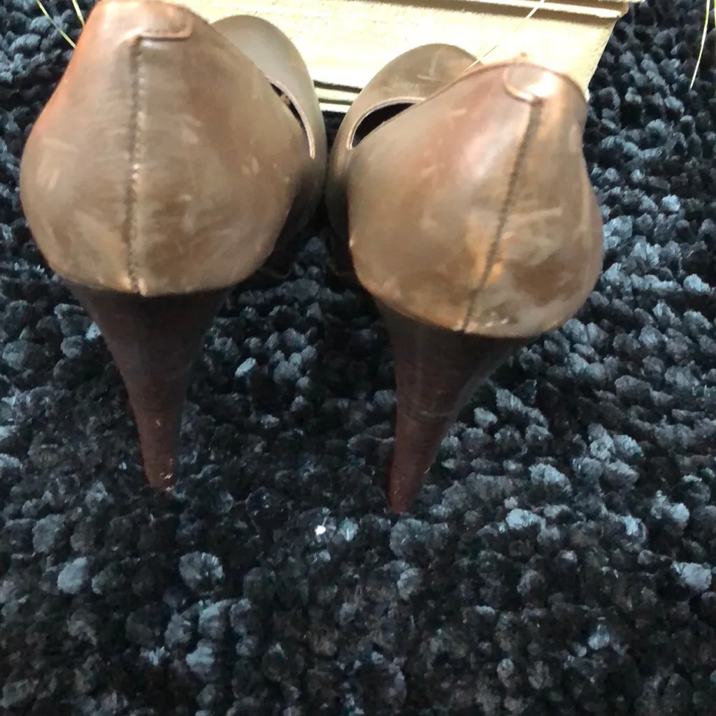 Size 8M army green platform heels - Image 3