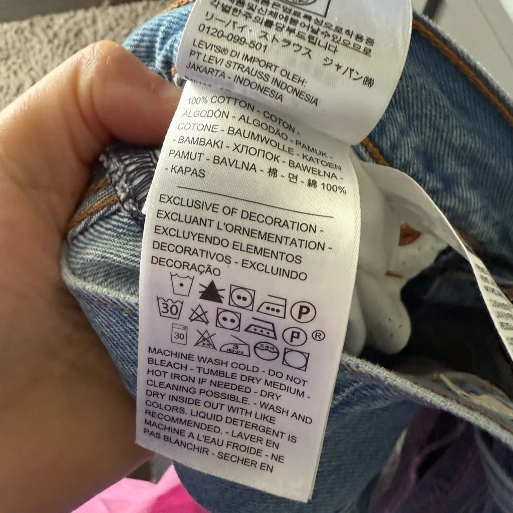 Levi’s Women’s 29 Premium Wedgie Straight Jeans Distressed Light Wash - Image 6