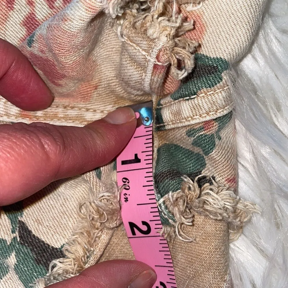 Current Elliott Denim Boyfriend Shorts in Haystack Floral - Image 9