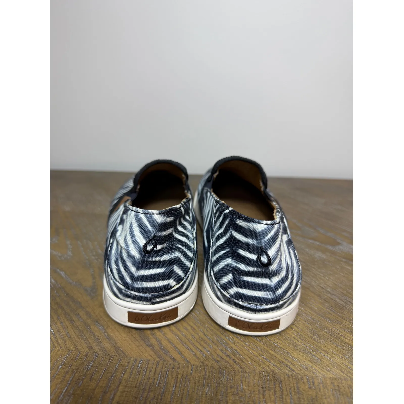 OluKai Pehuea Pa'i Women's Slip On Shoes Size 9 White Zigzag print indigo blue - Image 8