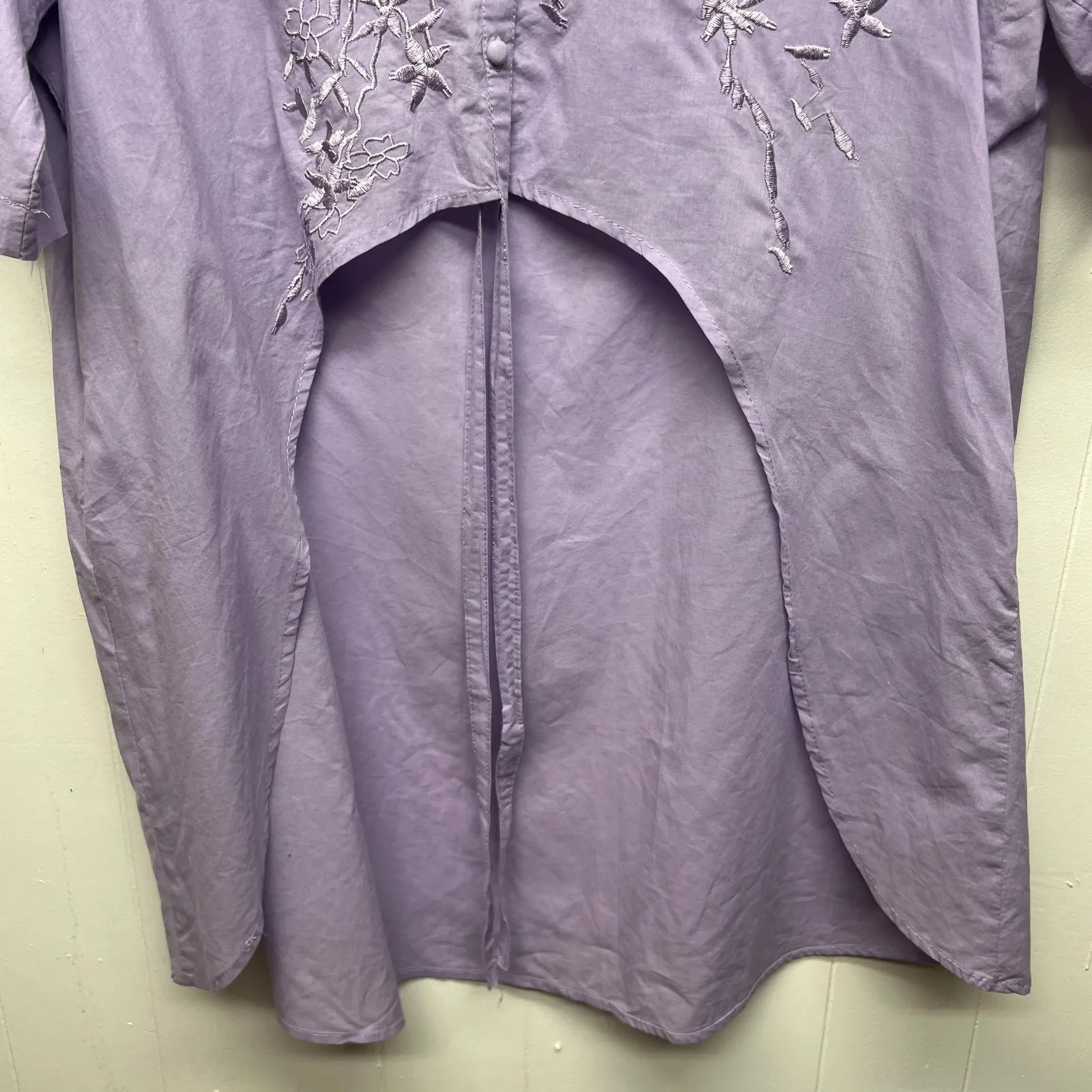 Embroidered Button Front High Low Women's Purple Tunic Size XL Short Sleeve - Image 3