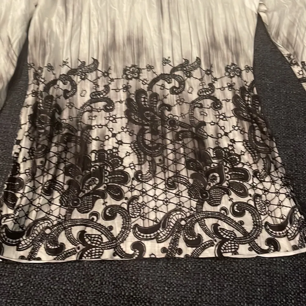 Black &white design blouse - Image 5