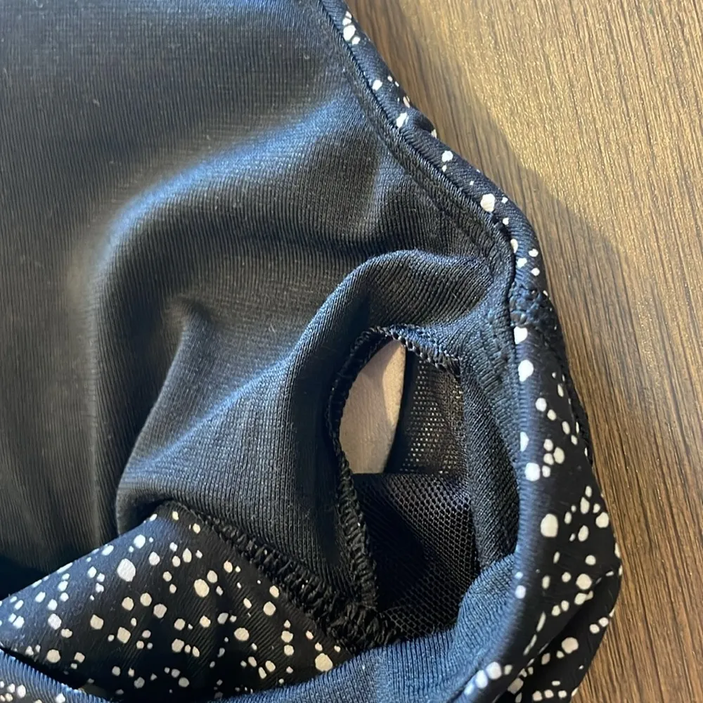 Lululemon Black and White Time to Sweat Bra - Size 4 - Image 4