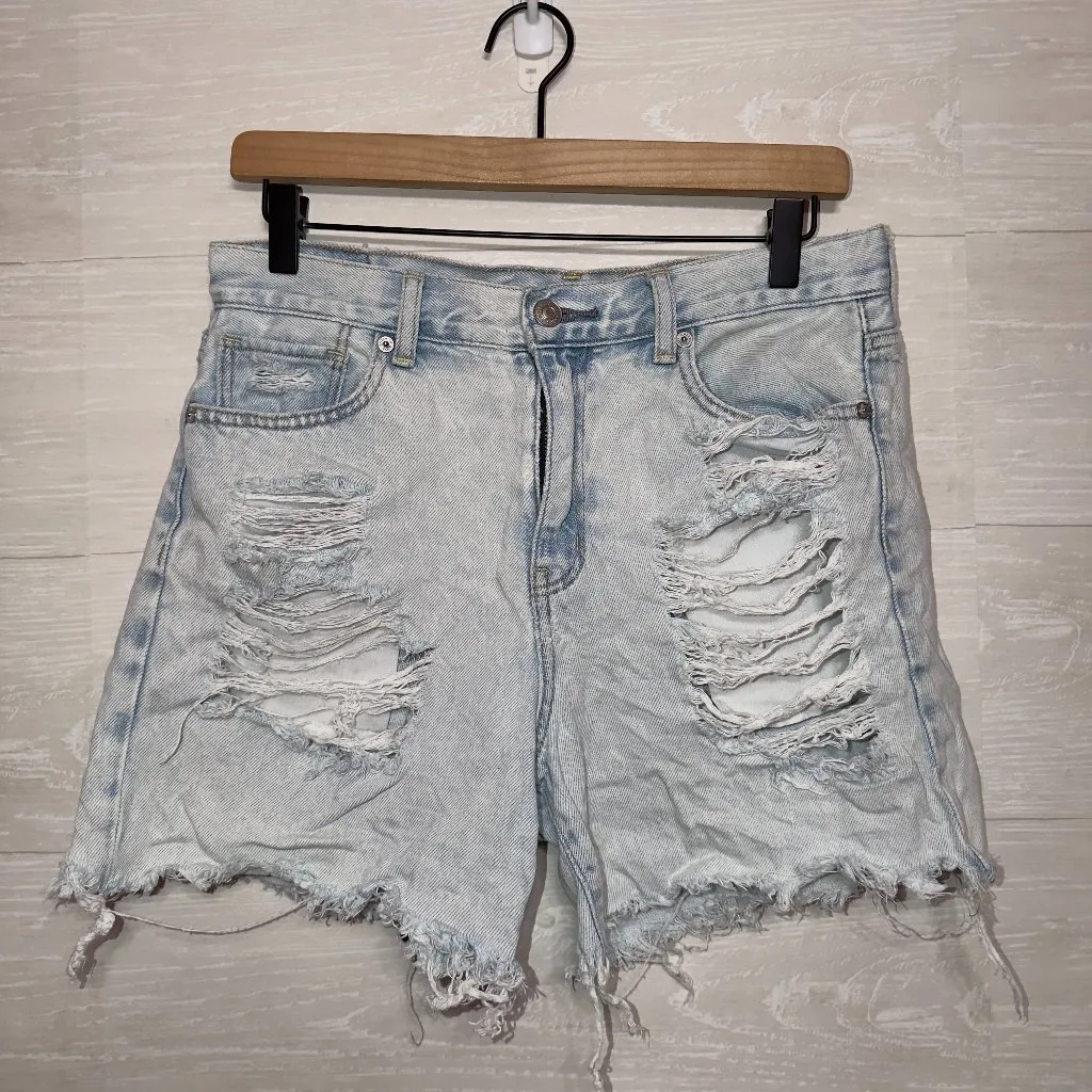 American Eagle High Rise Mom Shorts Size 4 Light Wash Distressed Denim - Image 2
