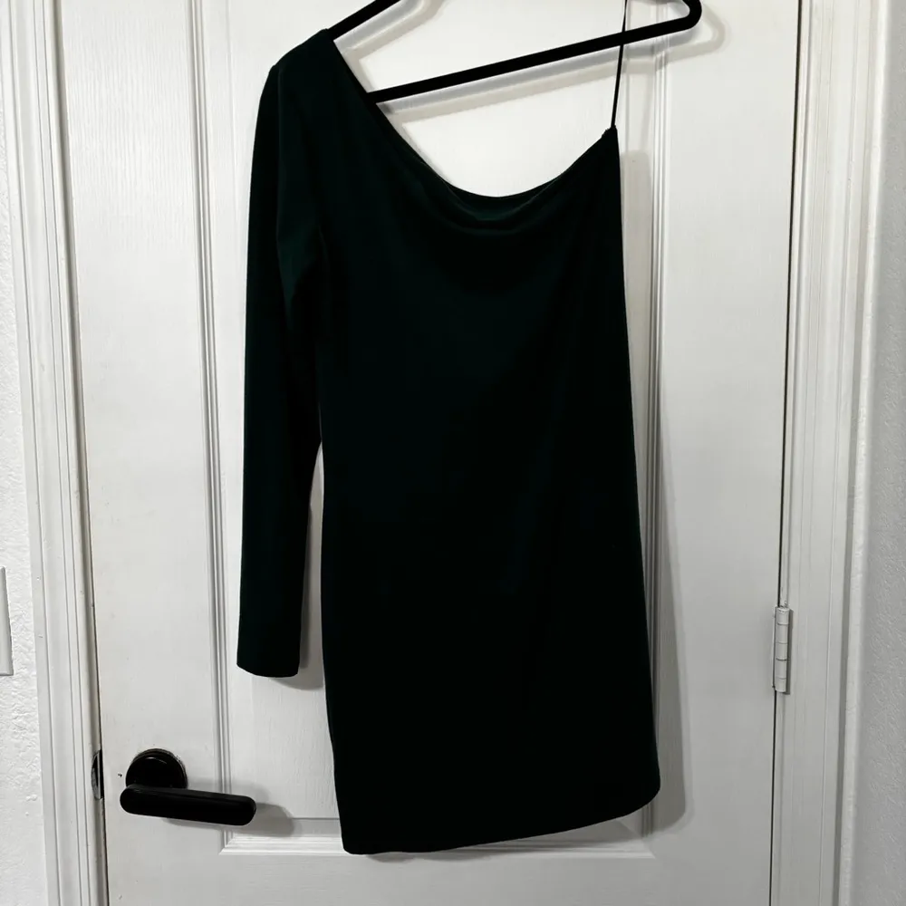 NWOT Reformation Yara One Shoulder Mini
Dress in Emerald Green Size L - Image 6