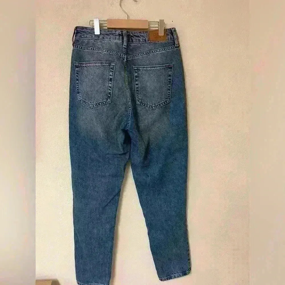 BDG Urban Outfitters Mom Jeans High-Waist Fitted  Light Wash Blue Size 27 - Image 5