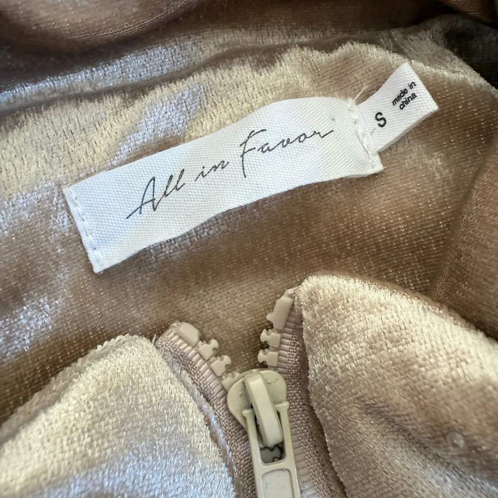 All in Favor Rhinestone Velvet Puffer Vest Champagne Size Small NWOT - Image 7