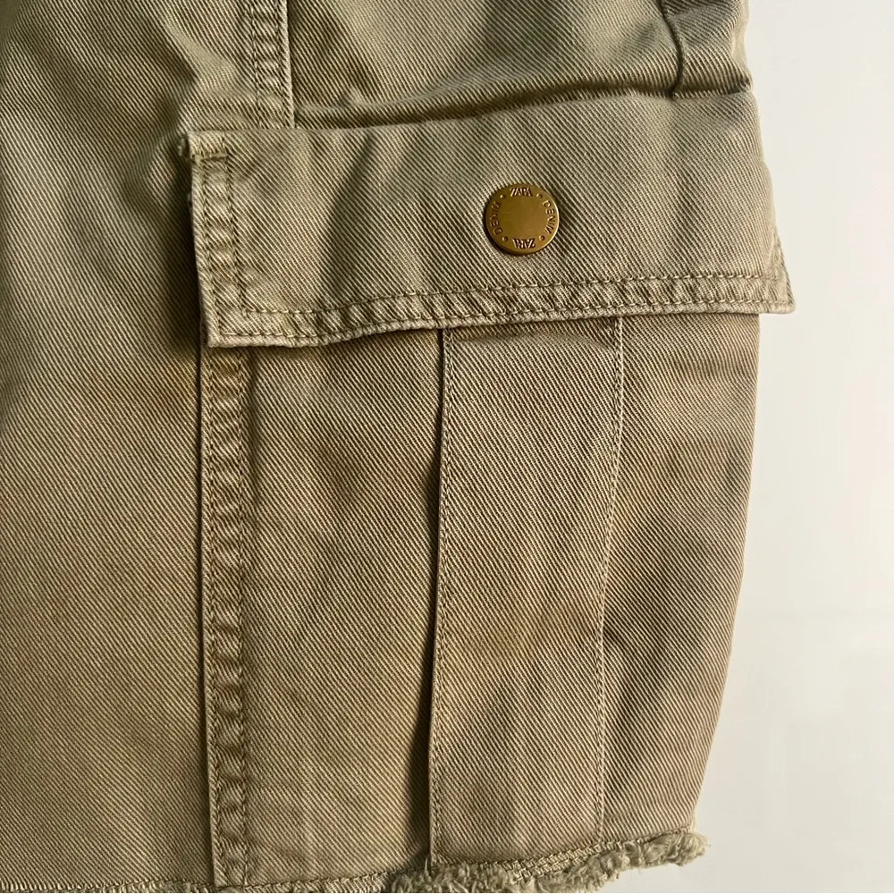 Zara Cargo Green Mini Skirt Size Medium 100% Cotton Pockets Raw Hem - Image 3