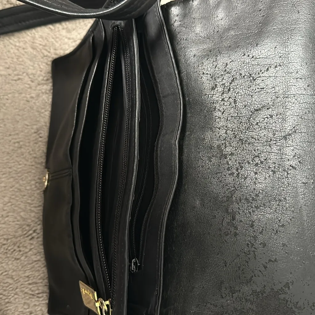 Vintage black leather bag
Tignanello - Image 9