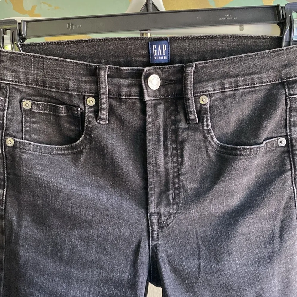 Gap 26R True Skinny black jeans rigid - Image 2