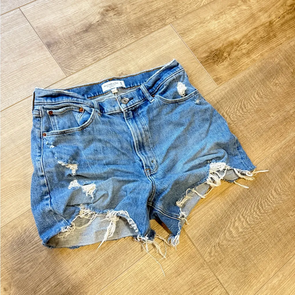 Abercrombie & Fitch Curve Love High Rise 4" Mom Jean Short | 30/10 - Image 3