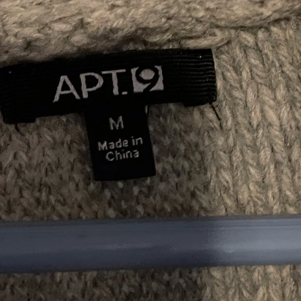 Apt 9 v-neck sweater sz M - Image 2