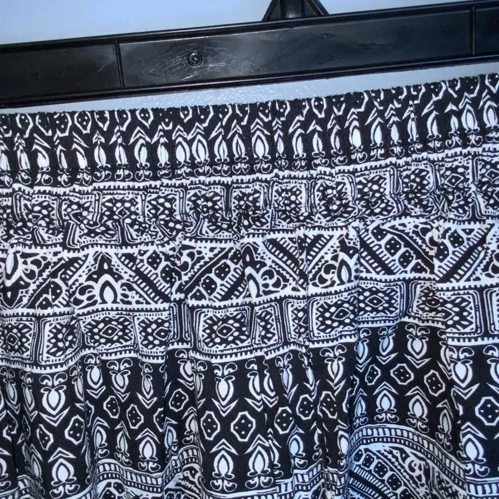 One 5 One Black & White Pull On Elastic Waist Flowy Shorts Pockets M - Image 7