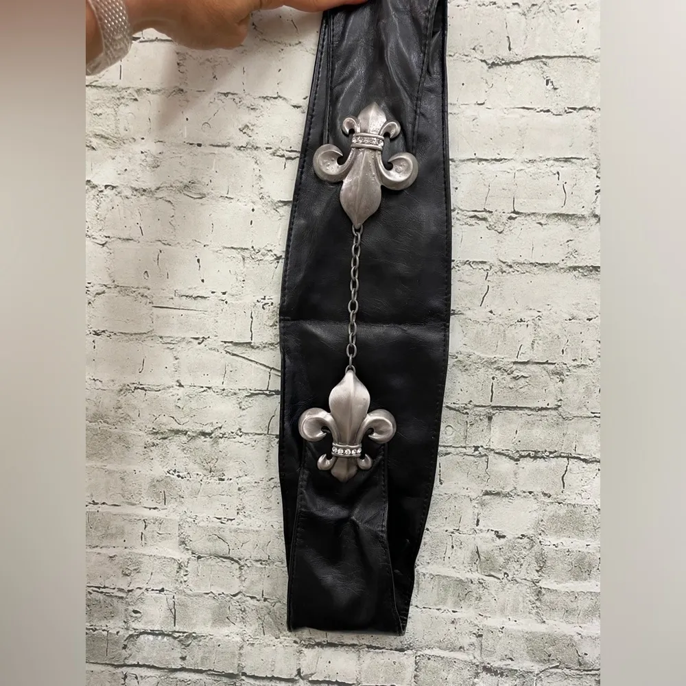 Black silver Fleur de Lis wide belt nwot - Image 3