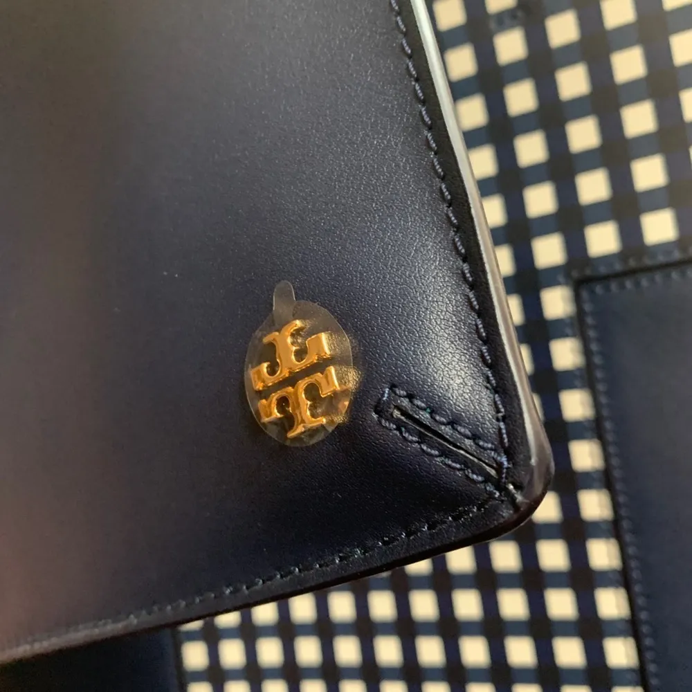 Authentic TORY BURCH T-Block leather Tote/lg zip wristlet - Image 6