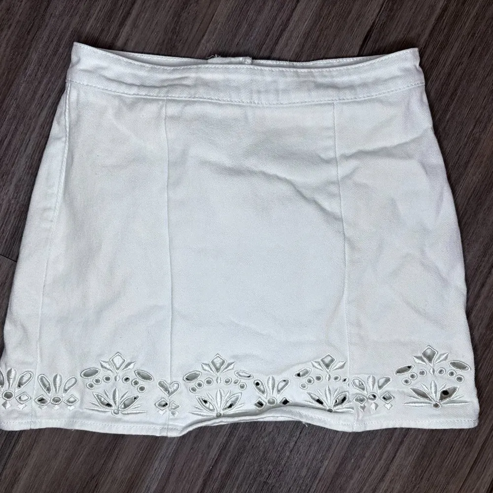 White Denim Mini Skirt With Flower Cutout Detail - 25 - Image 6