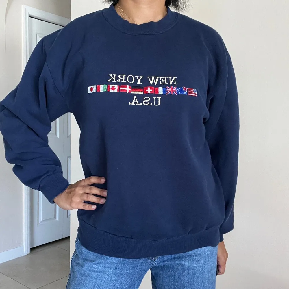 Vintage  New York USA Navy Blue Embroidered Flags Sweatshirt Size M - Image 10