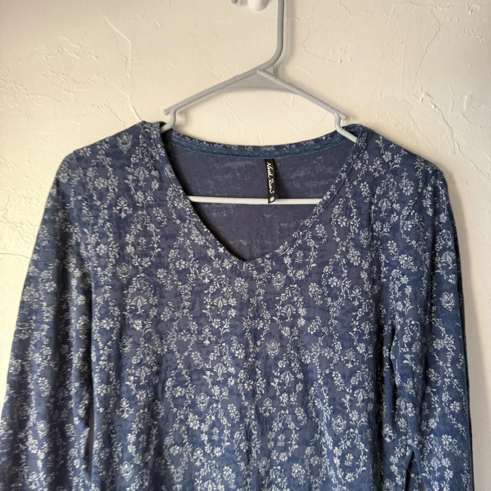 North River Navy Blue Floral Print 3/4 Sleeve V Neck Casual Top Blouse M Peasant Size M - Image 2