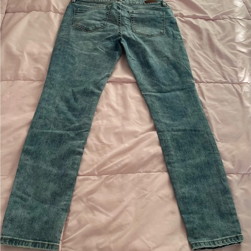 Blank NYC Skinny Classique distressed blue medium wash jeans, size 28” low rise - Image 11