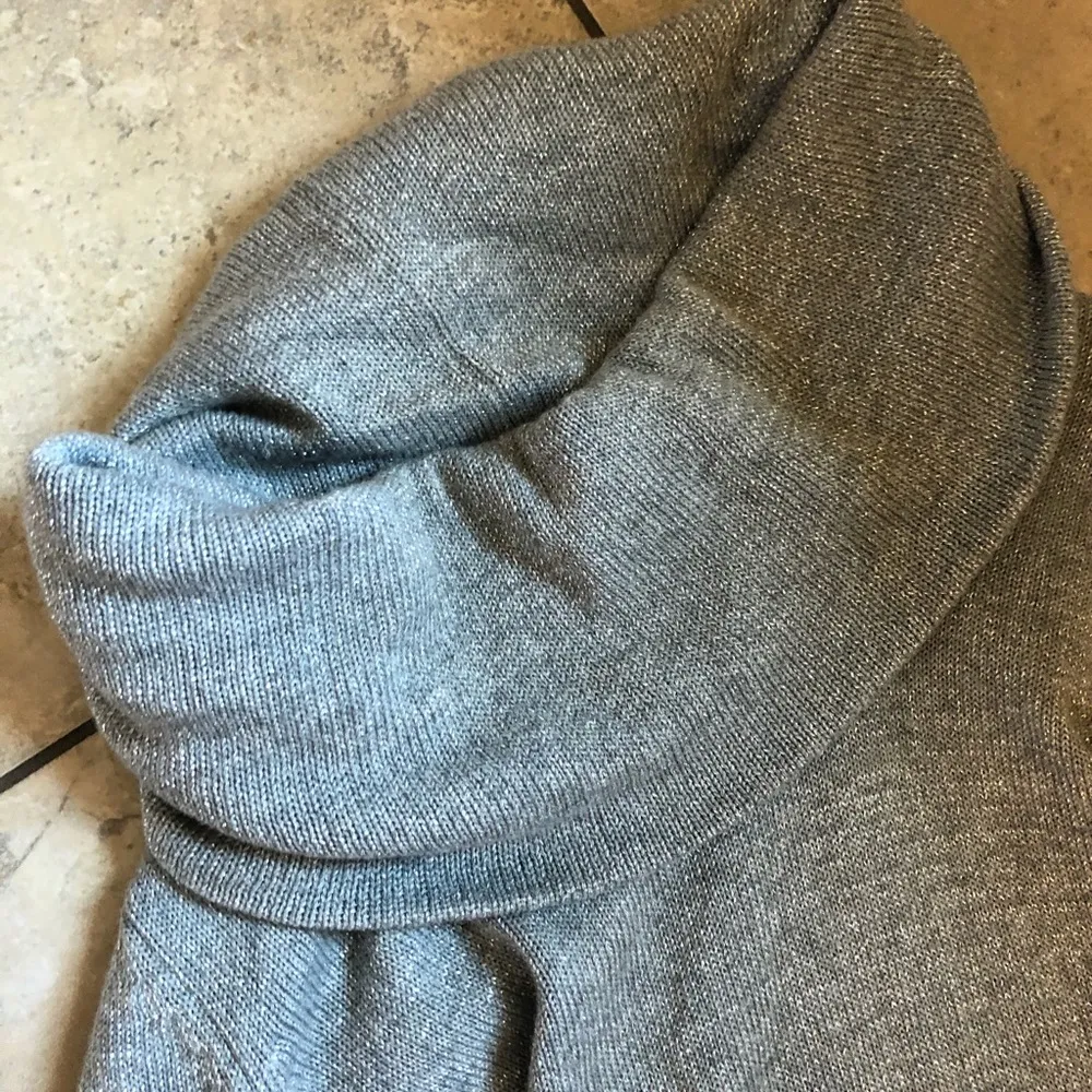 Gray sparkly turtle neck never worn - Image 3