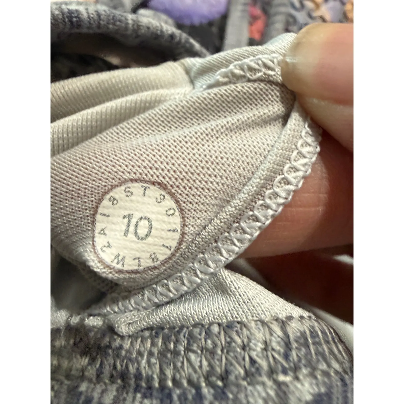 Lululemon Gray White Herringbone Strappy Back Sports Bra Size 10 - Image 5
