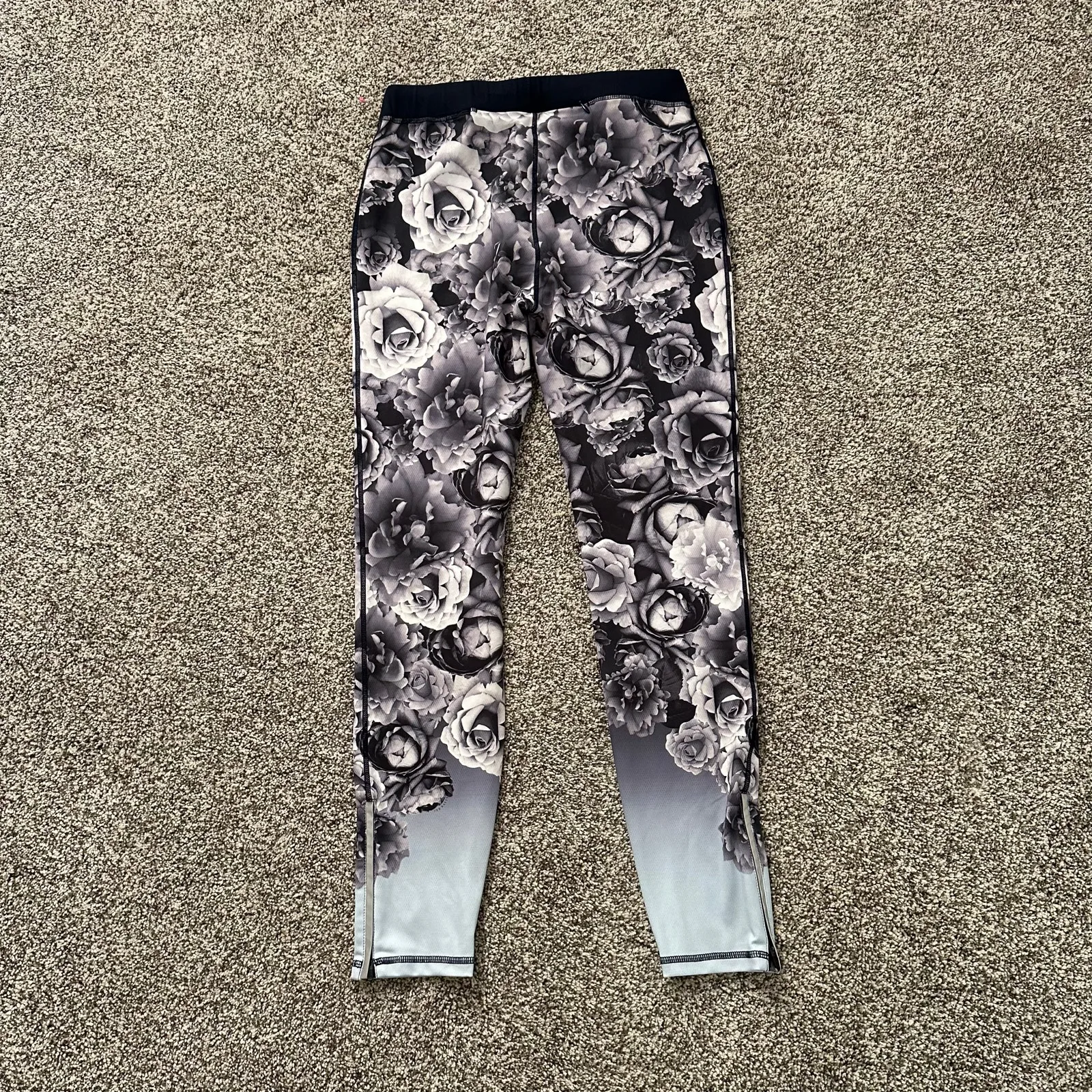 Ted Baker gray, white & navy floral pattern leggings size M - Image 4