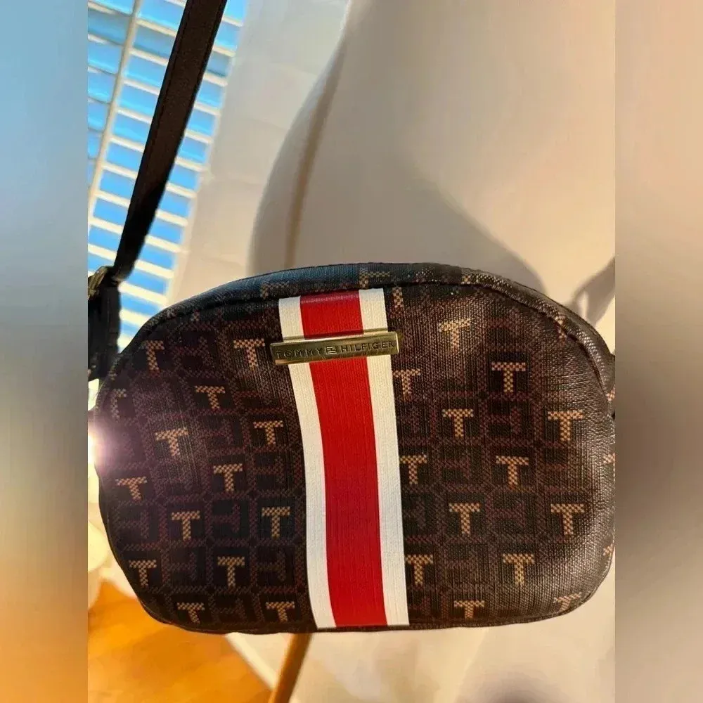 Tommy Hilfiger Black Crossbody Bag - Image 4