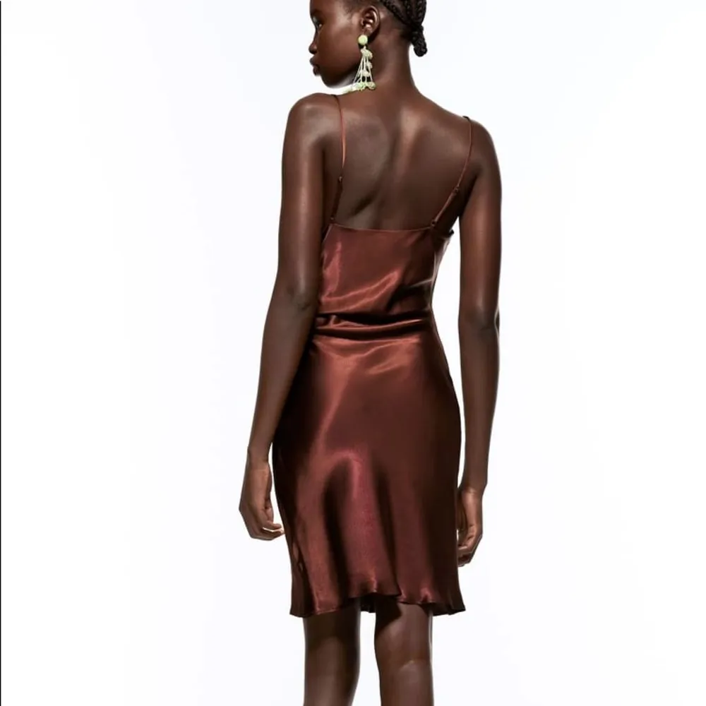 Zara SATIN MINI V-NECK DRESS WITH SIDE RUCHING BROWN SIZE XL NEW - Image 5